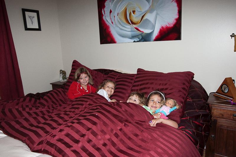 _55J8289.jpg - Oh...if Judy finds out that there are 4 girls in the bed.....
